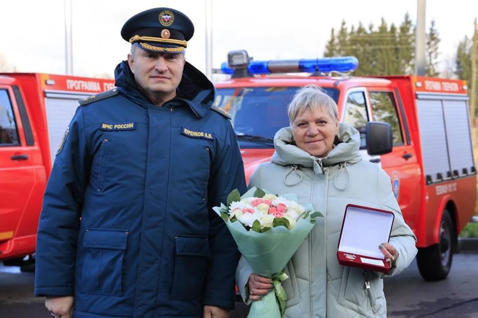 Антонине Шиповой медаль «За спасение погибающих на водах» вручил глава МЧС. Фото: МЧС РФ