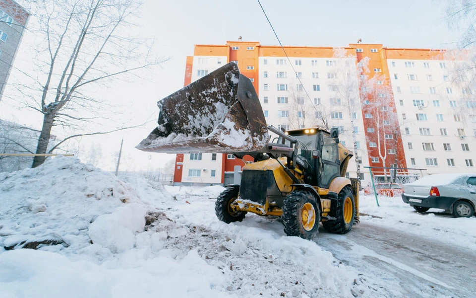 Днем и ночью рабочие обработают дороги противогололедными материалами. Фото: архив редакции