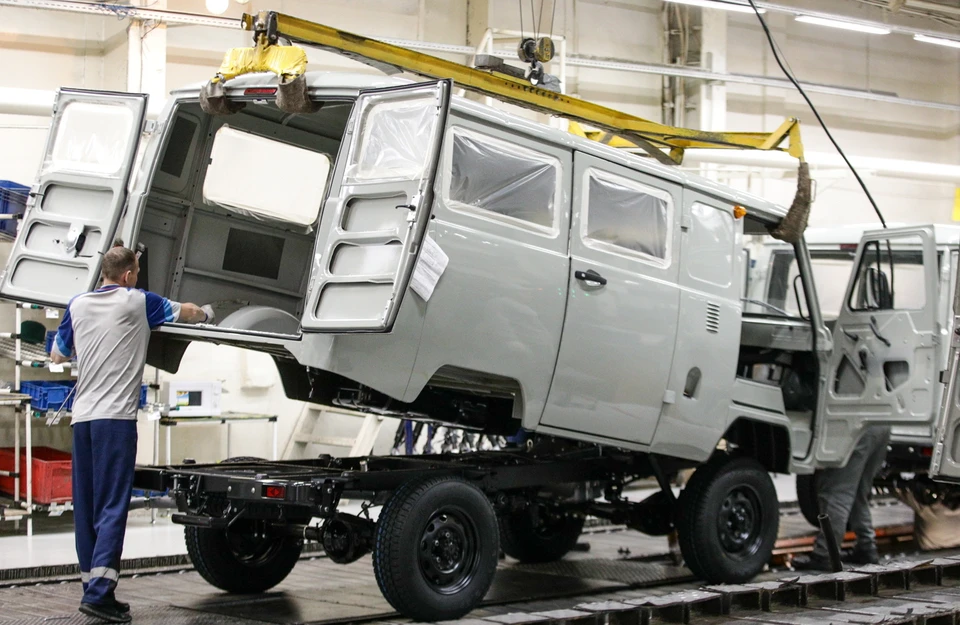 Производство автомобилей на Ульяновском автомобильном заводе (УАЗ). Фото: Дмитрий Сандимиров/ТАСС