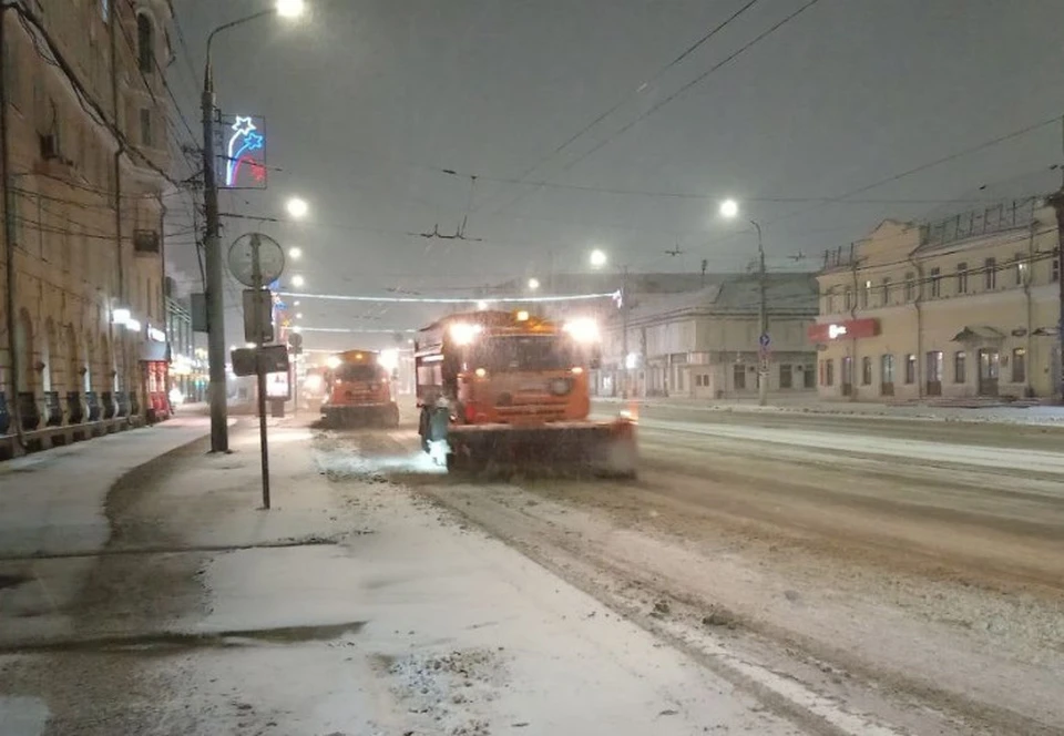 Тульские коммунальщики продолжают убирать город от снега и мусора