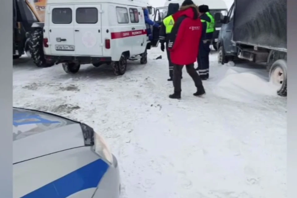 Во время перекрытия участка трассы на пути из Оренбурга в Орск местные жители ночевали в машине.