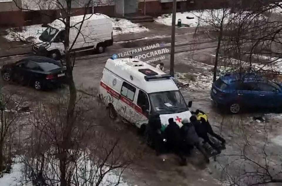 Очевидцы: В Ярославле скорые застревают в нечищеных дворах. Фото: "Жесть.Ярославль"