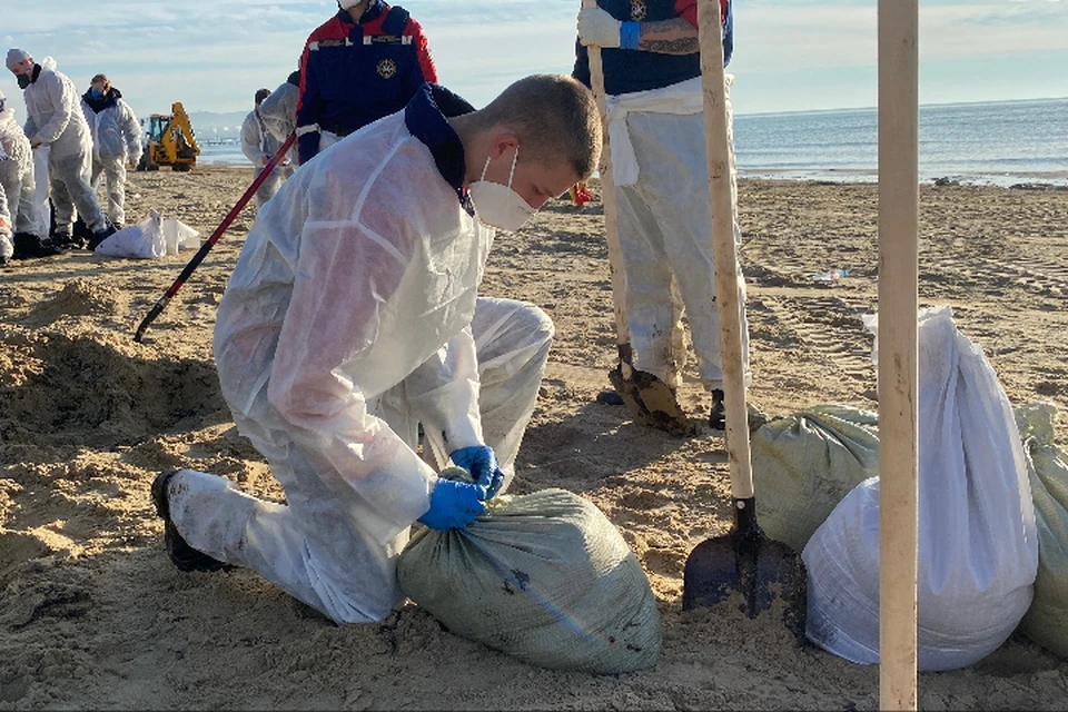 Добровольцы из ЛНР работают в зоне катастрофы на Черном море. ФОТО: Луганское региональное отделение ВСКС