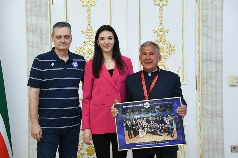 Капитан команды Анастасия Ануфриенко вручила Минниханову памятную медаль. Фото: пресс-служба раиса Татарстана