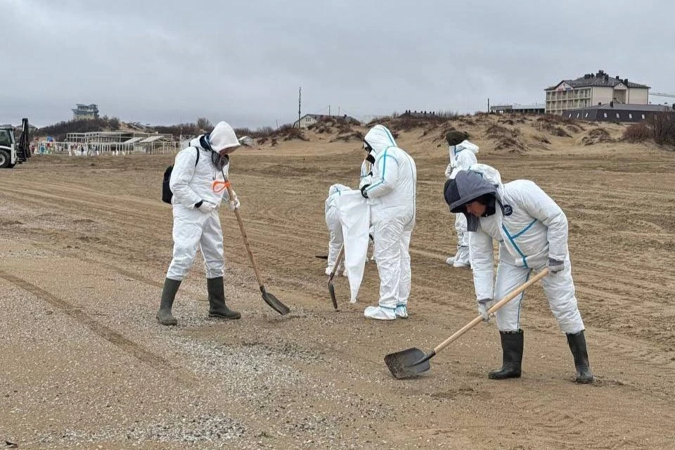 Уборка песка с мазутом продолжается Фото: оперативный штаб Краснодарского края