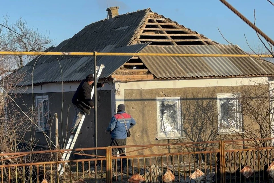 В Новокиевке коммунальщики ликвидируют последствия обстрела ВСУ Фото: ТГ-канал Игоря Кастюкевича