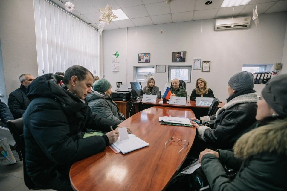 Глава Мариуполя Олег Моргун провел встречу с жителями Жовтневого района. Фото: ТГ/Моргун