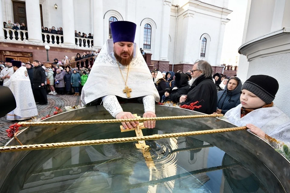 Обряд освящения воды в храме Александра Невского в Симферополе.