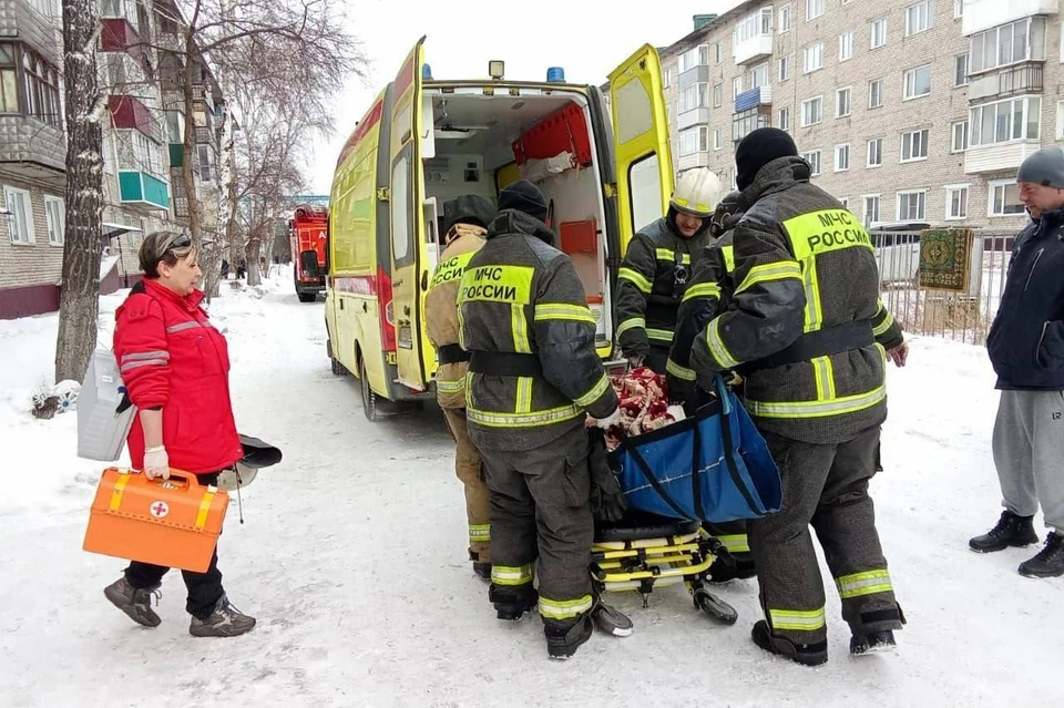 Спасатели помогли перенести женщину в машину скорой