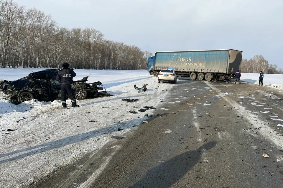 Появилось видео смертельного ДТП с «Маздой» и грузовиком под Новосибирском. Фото: Госавтоинспекция по Новосибирской области