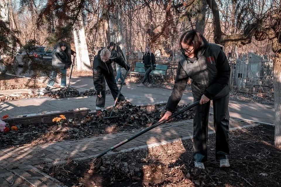 В Донецке волонтеры навели порядок на территории Воинского мемориала. Фото: «Народная Дружина»