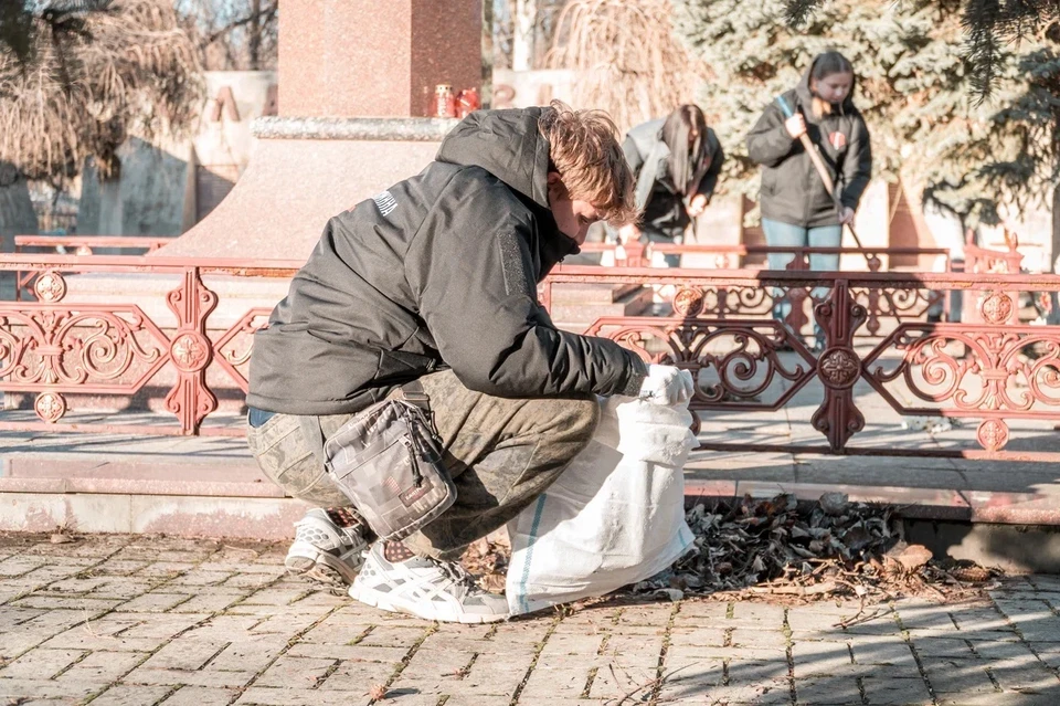 Молодежь ДНР навела порядок на территории Воинского мемориала. Фото: Народная Дружина