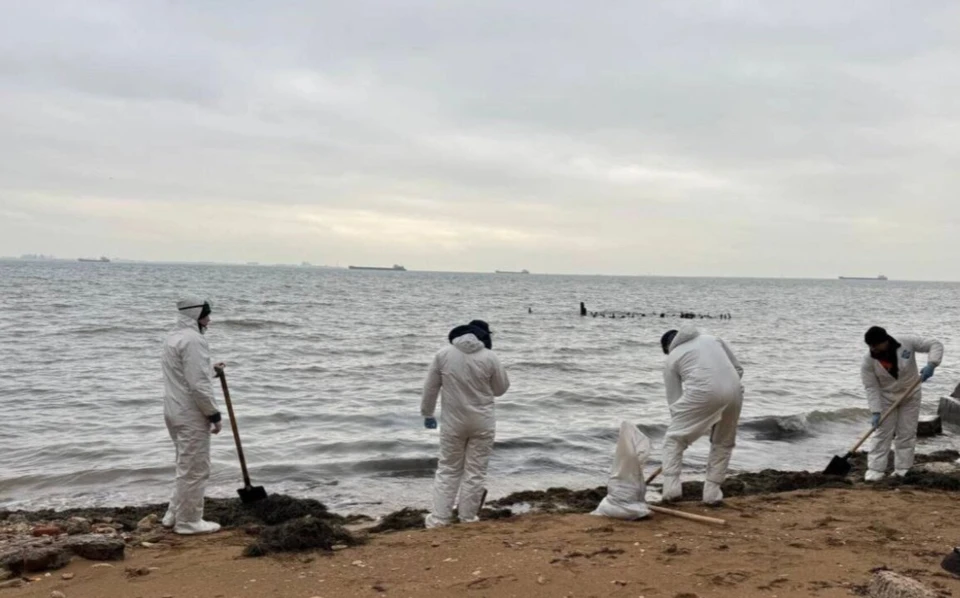 На побережье Крыма нашли два мазутных пятна и одно в море. Фото: МЧС Крыма.