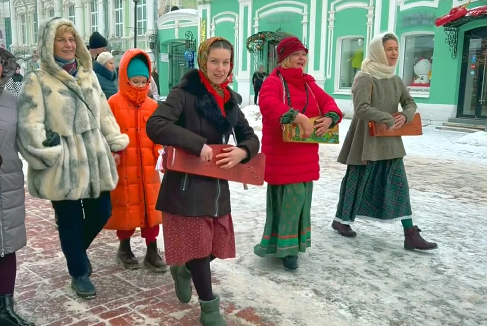 Гуслярши выходят на прогулки с песнями даже зимой. Это снято в прошлом феврале. Фото: соцсети ансамбля "Полюби свою землю"