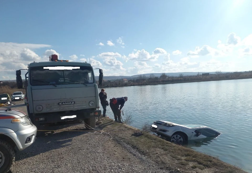 В Симферопольском районе со дна водоема подняли автомобиль. Фото: МЧС по Республике Крым