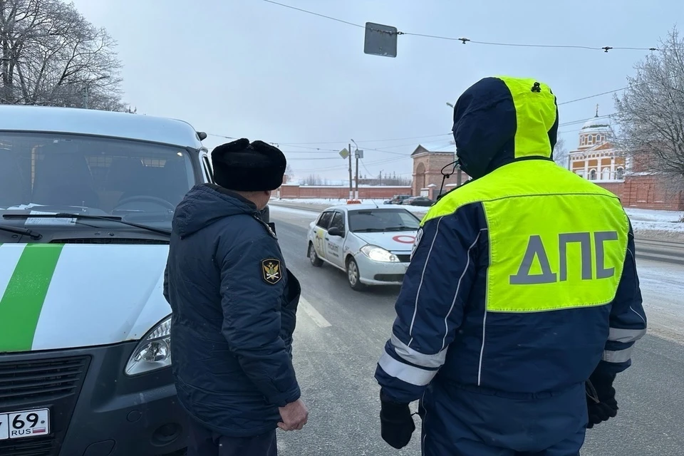 Совместный рейд. Фото: УФССП России по Тверской области