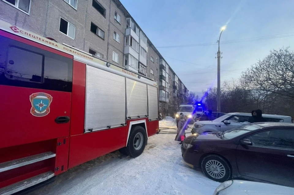 Пожар случился на улице Емлина в Первоуральске 21 января. Фото: Первоуральский пожарно-спасательный гарнизон во "Вконтакте"