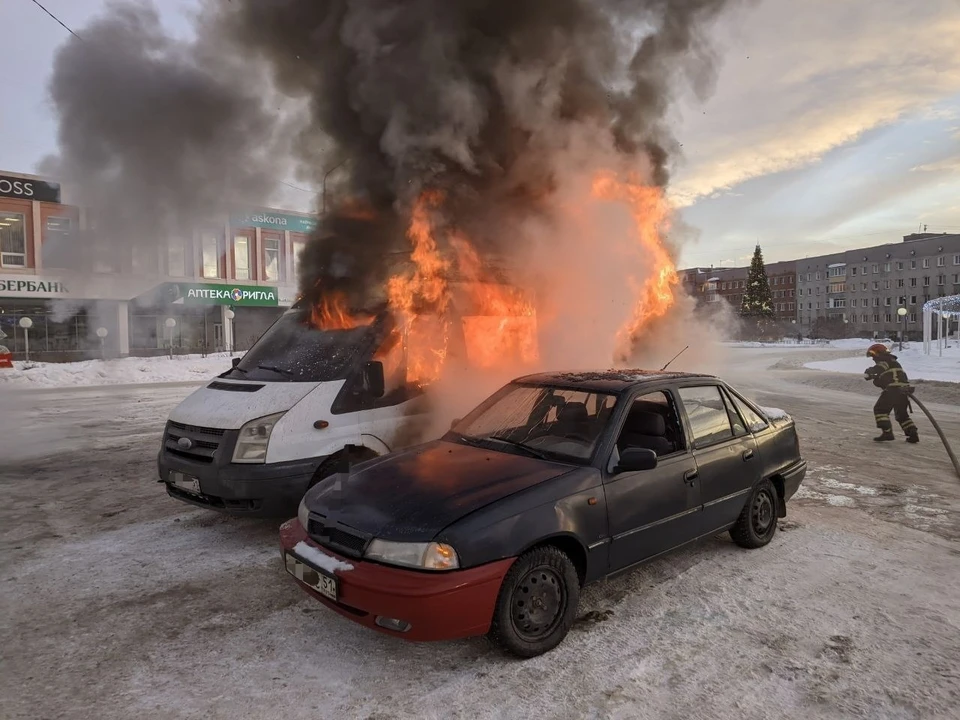 Днем 27 января на Ленинградском проспекте, 3 в Оленегорске вспыхнул микроавтобус Ford Transit. Фото: Управление по ГОЧС и ПБ Мурманской области / vk.com/murman01