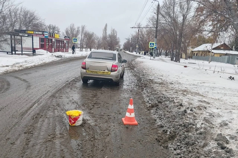 Женщина шла по краю проезжей части по ходу движения машины.