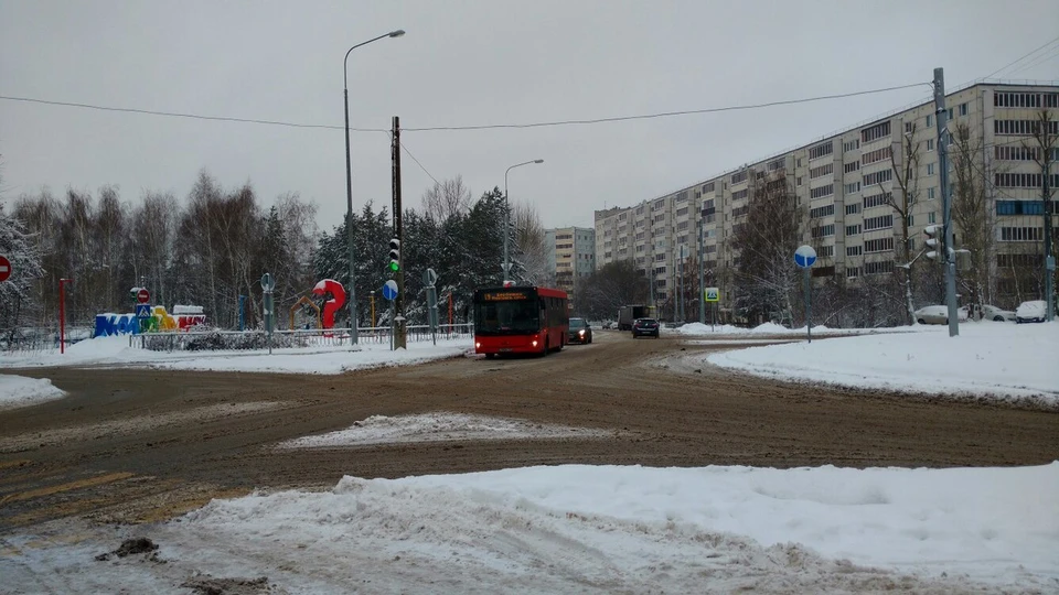 Отдельное предупреждение для водителей - на дорогах гололедица.