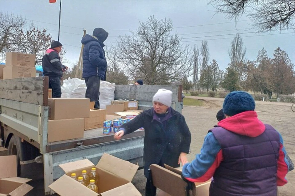 Проднаборы выдают льготникам Херсонщины. Фото: администрация Каховского округа