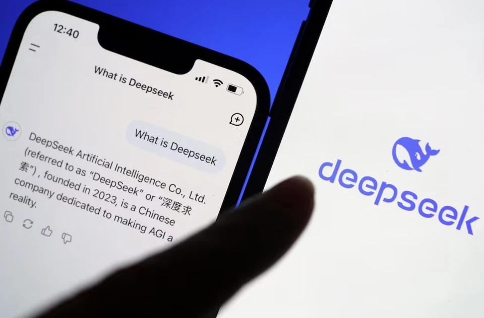 Китайская нейросеть DeepSeek наступает на пятки американцам.