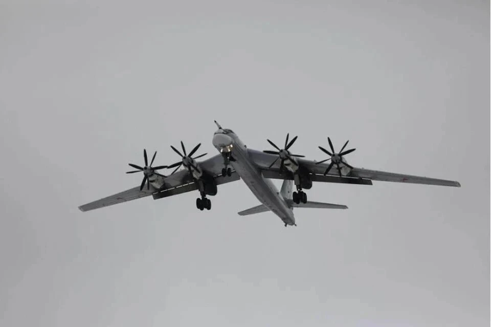 Ракетоносцы Ту-95МС выполнили 8-часовой полет над Охотским и Японским морями