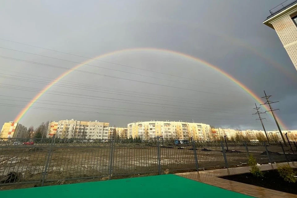 Радуга в небе над микрорайоном Мамулино. Фото: Елена КОНЮКОВА