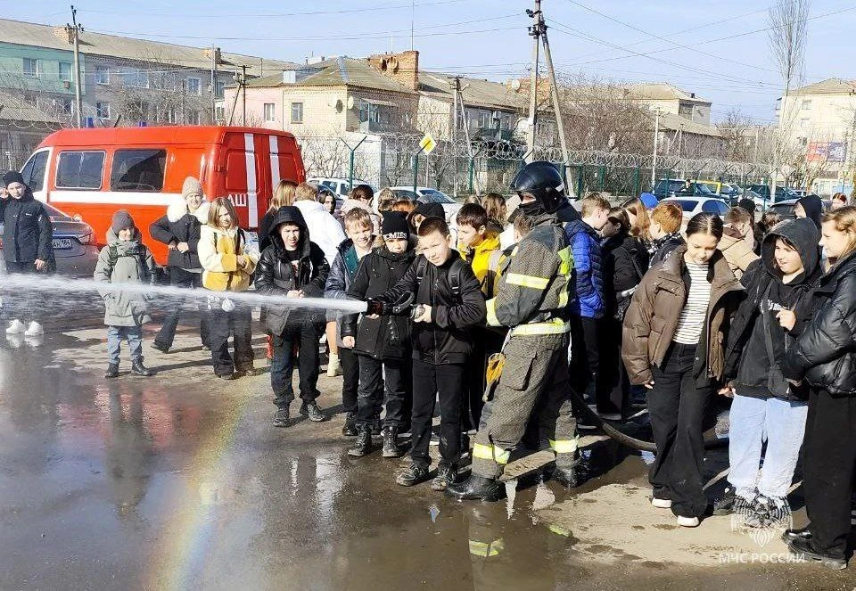 Для ребята провели увлекательную экскурсию. ФОТО: ГУ МЧС России по Херсонской области.