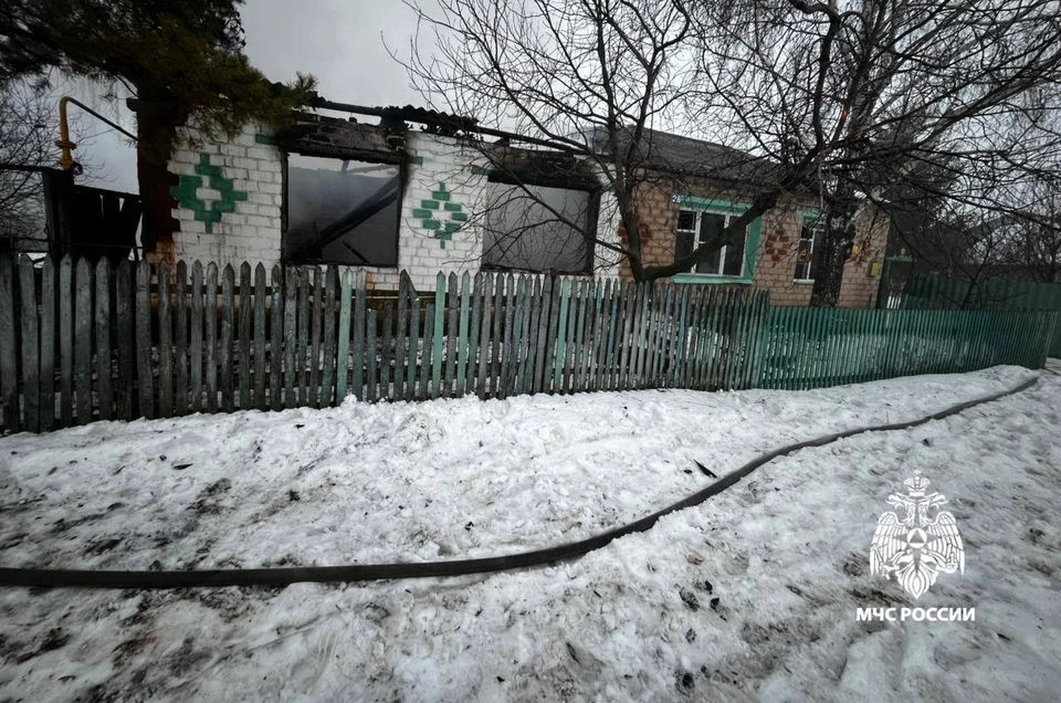 В ходе тушения был обнаружен труп женщины. Фото: МЧС по Оренбургской области