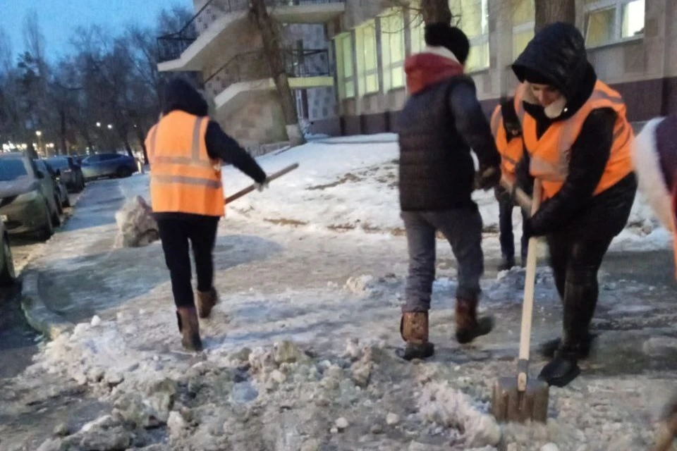 Специалисты расчищали от снега дороги, подземные переходы, территории остановочных павильонов