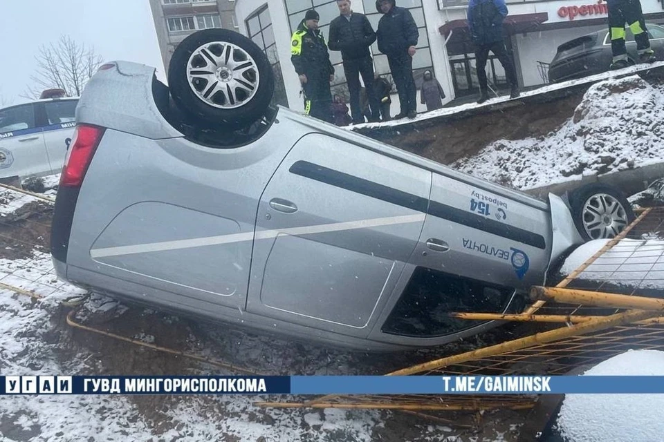 В Минске автомобиль без водителя съехал в котлован и опрокинулся. Фото: УГАИ ГУВД Мингорисполкома.