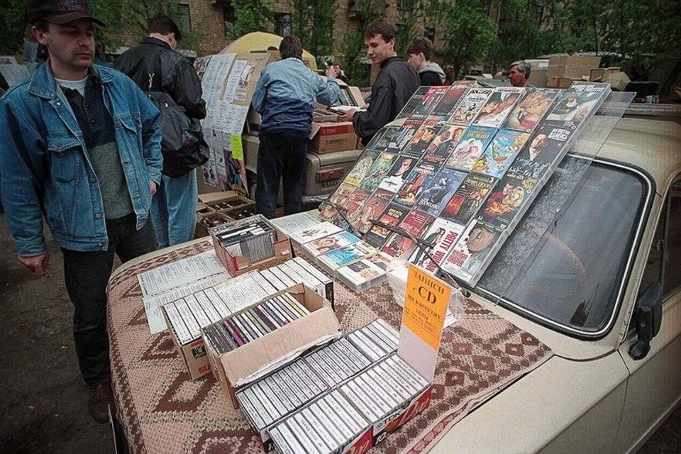 Улицы по всей стране в одночасье превратились в стихийные рынки. Прилавки развернулись на капотах. Фото: архив "КП"