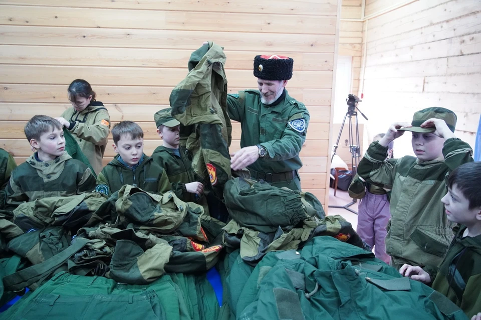 Юным казакам Кузбасса вручили военную форму.