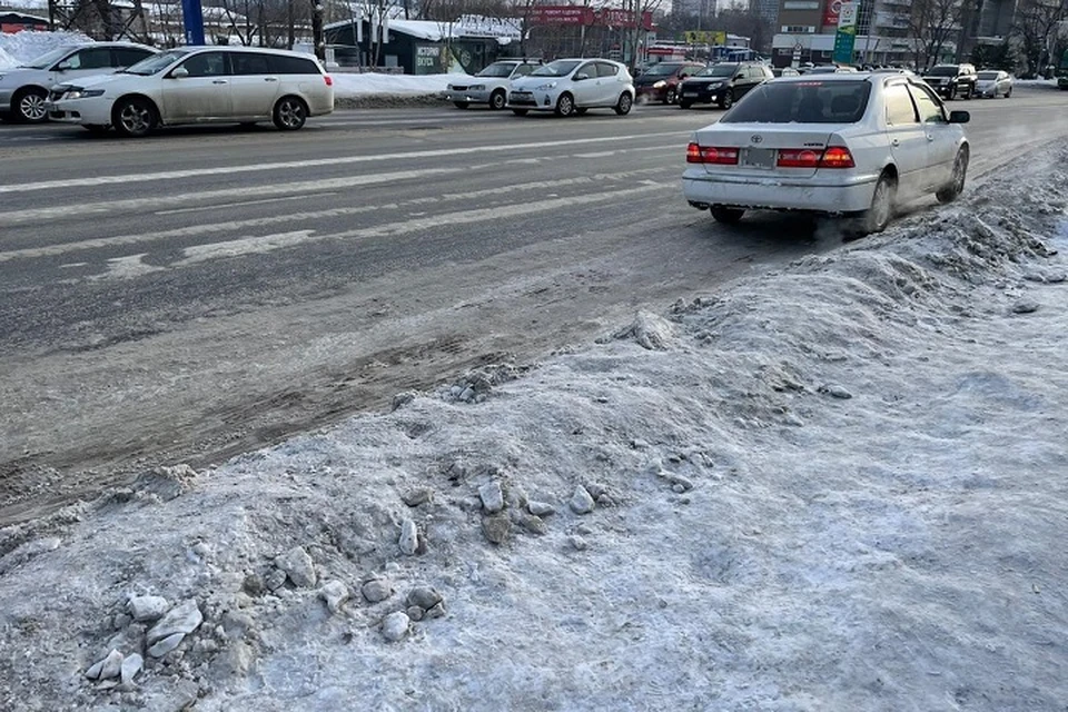 Спустя пять дней после снегопада люди продолжают жаловаться на неубранные дороги