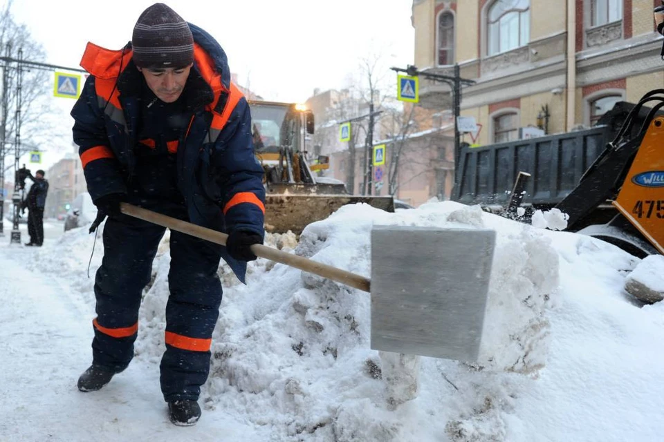 Зарплату дворников в Петербурге повысили.