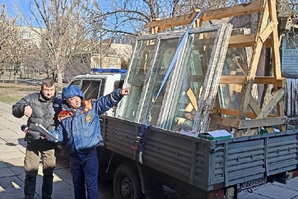 В спортивном учреждении города Токмак в Запорожской области монтируют новые окна. ФОТО: администрация Токмакского МО