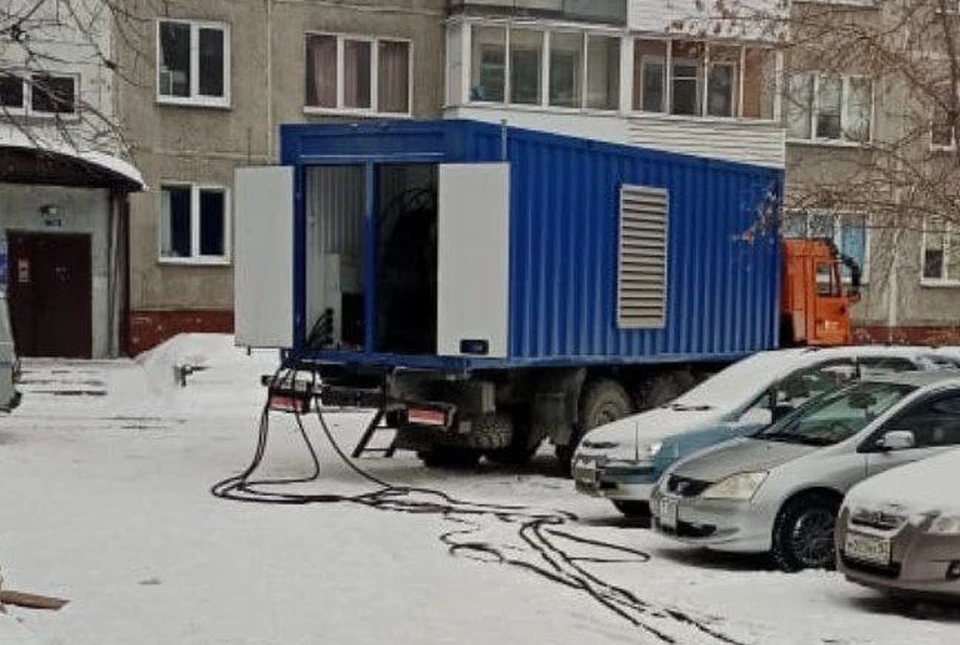Новосибирские энергетики подключили обесточенные дома к генератору. Фото: "Россети Новосибирск".