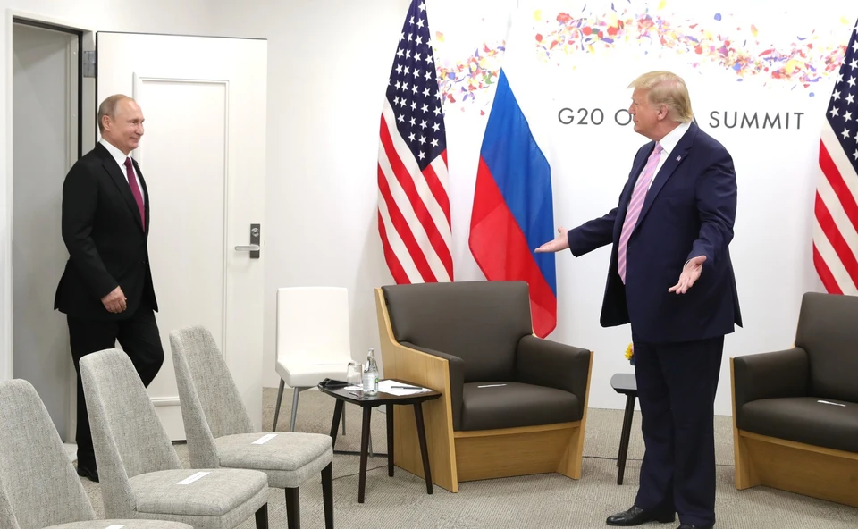 Дональд Трамп и Владимир Путин перед переговорами в Осаке, 2019 год.