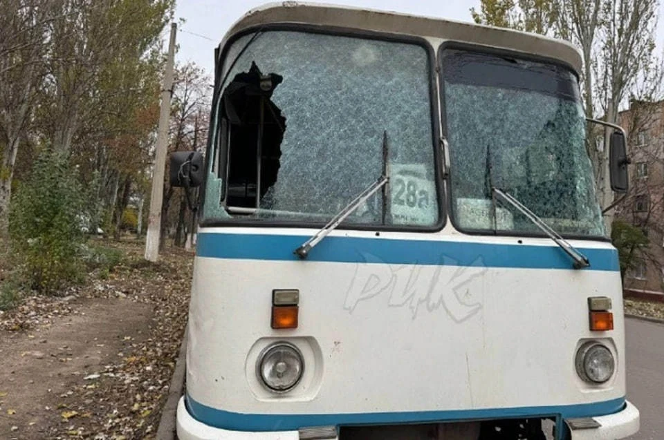 При сбросе боеприпаса с БПЛА ВСУ в Горловке повреждены два автобуса. Фото: ТГ/Приходько