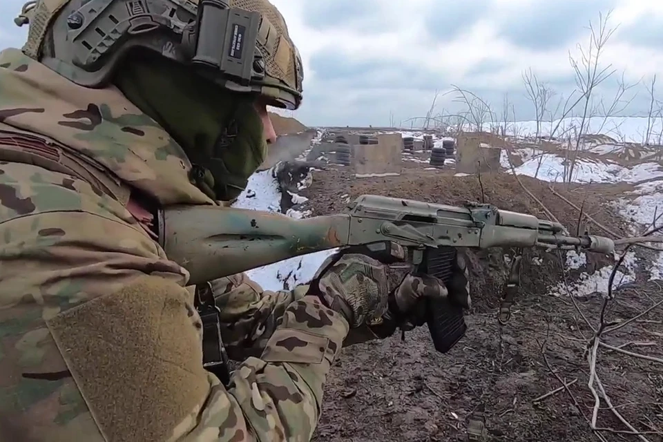 Кроме 1025 украинских военнослужащих и иностранных наемников наши воины сожгли три полевых склада с боеприпасами, танк, восемь бронемашин, включая бронеавтомобиль «Mastiff» производства Великобритании, а также десяток гаубиц и самоходок противника