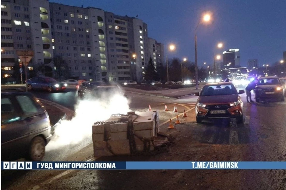 В Минске на МКАД бетонные плиты упали на дорогу – столкнулись четыре автомобиля. Фото: телеграм-канал УГАИ ГУВД Мингорисполкома