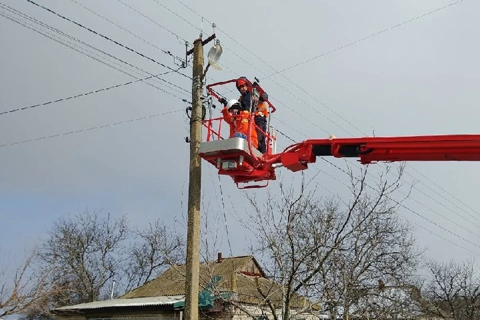 В Чаплинском округе Херсонской области ведутся ремонтные работы на уличном освещении. ФОТО: администрация Чаплынского МО