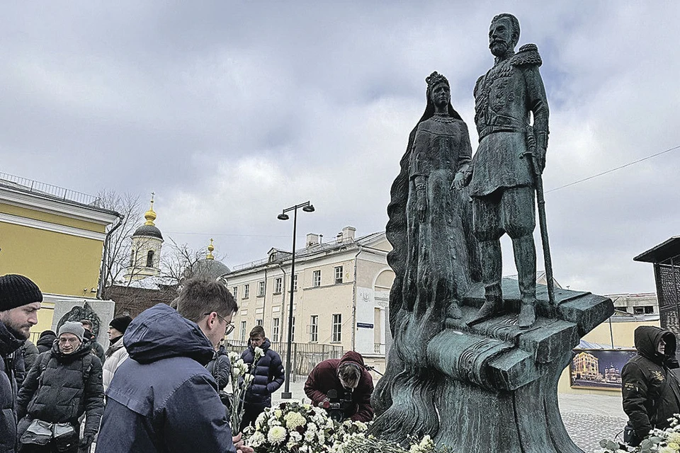 Памятник великокняжеской чете в Москве вчера утонул в цветах.