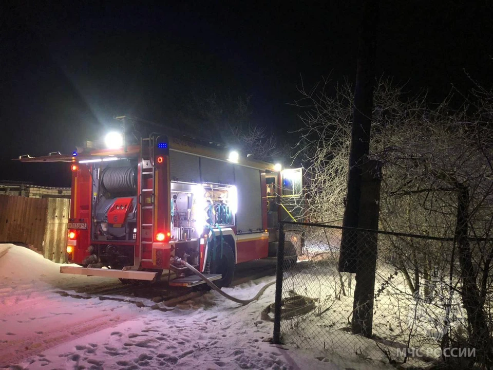 В результате происшествия уничтожены гараж и грузовой автомобиль по всей площади.