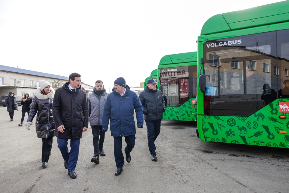 Алексей Лошкин оценил новые автобусы особо большого класса, которые закупило муниципальное предприятие.