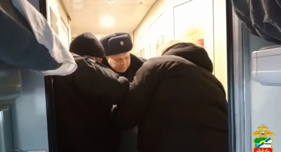 В крае транспортные полицейские сняли с поезда устроившего дебош вахтовика. Скриншот: видео Транспортная полиция Сибири