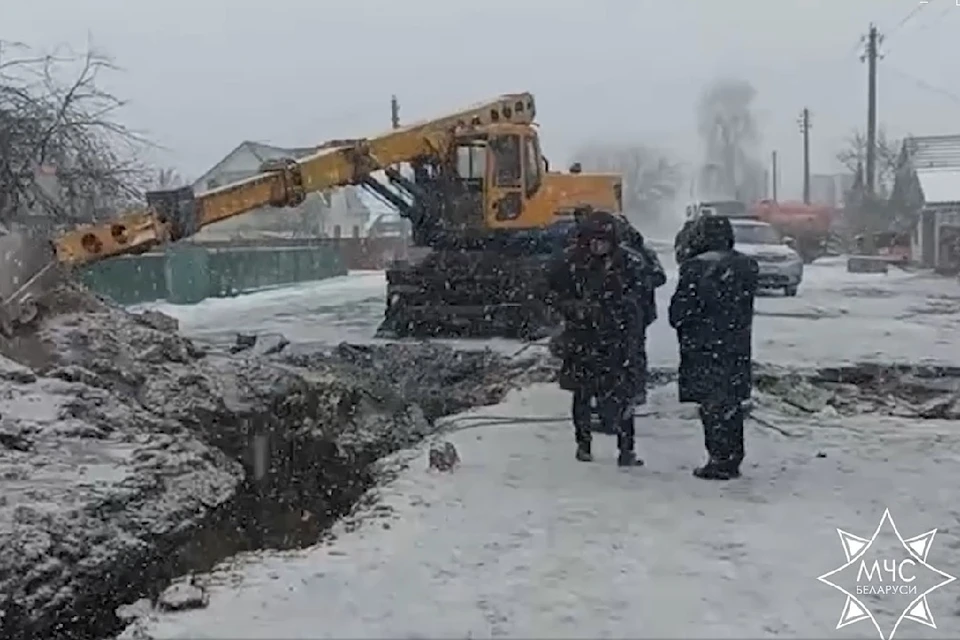 В МЧС сказали, как ликвидируют серьезный прорыв трубопровода в Осиповичах. Фото: стоп-кадр | видео МЧС.