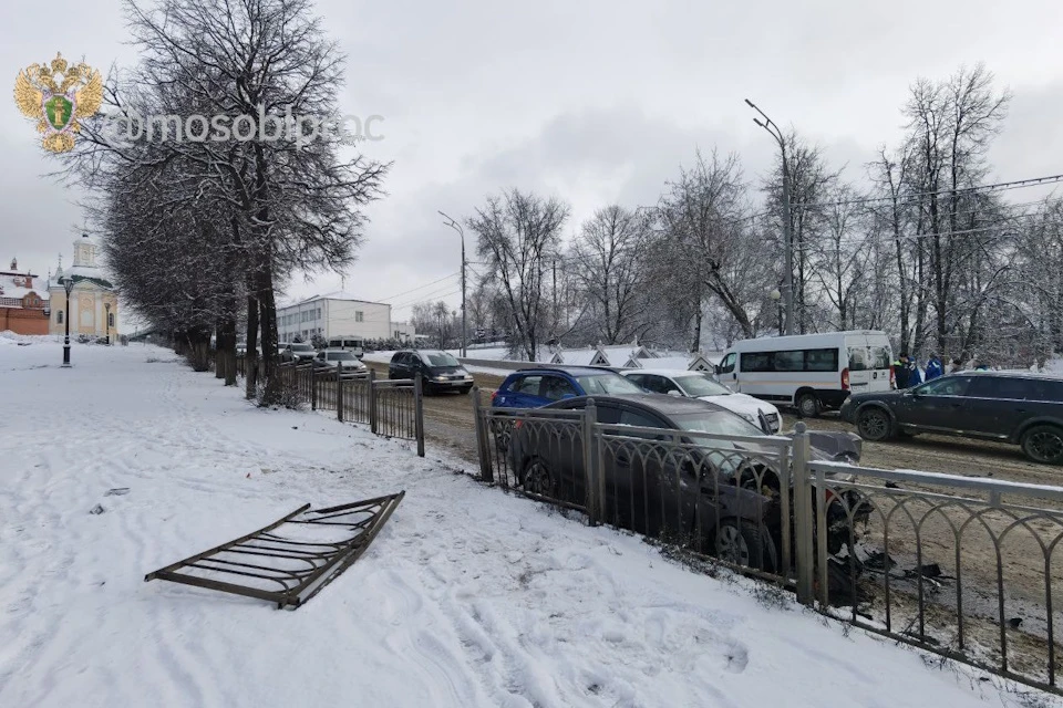 Шесть человек пострадали при столкновении двух машин и автобуса в Подмосковье