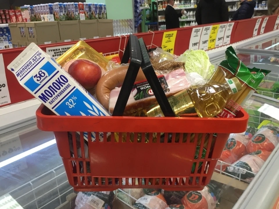 Мужчина набрал полную корзину продуктов, но не стал оплачивать.